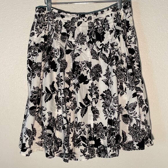 Talbots size 12, black & white floral, A-Line pleated skirt - Picture 2 of 7